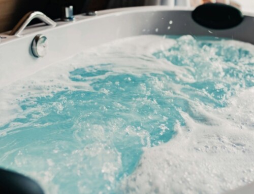 Pourquoi essayer son jacuzzi en showroom avant d&rsquo;acheter ? L&rsquo;expérience HotSpring à Bandol