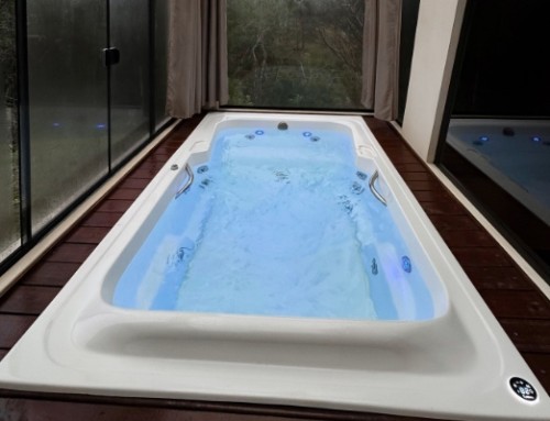 Spa de nage ou jacuzzi traditionnel : Quel équipement choisir pour votre villa dans le Var ?